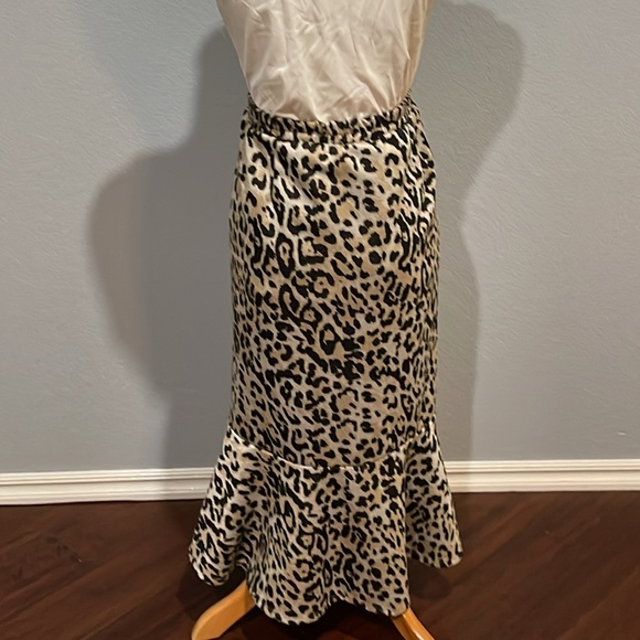 Cato skirt.  Size Large - Picture 4 of 5